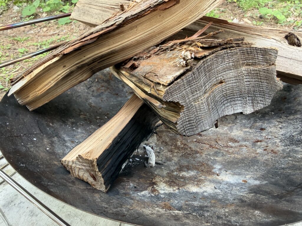 焚き火台の上で薪と着火剤を使って火起こしを試みたが、火が消えてしまった様子