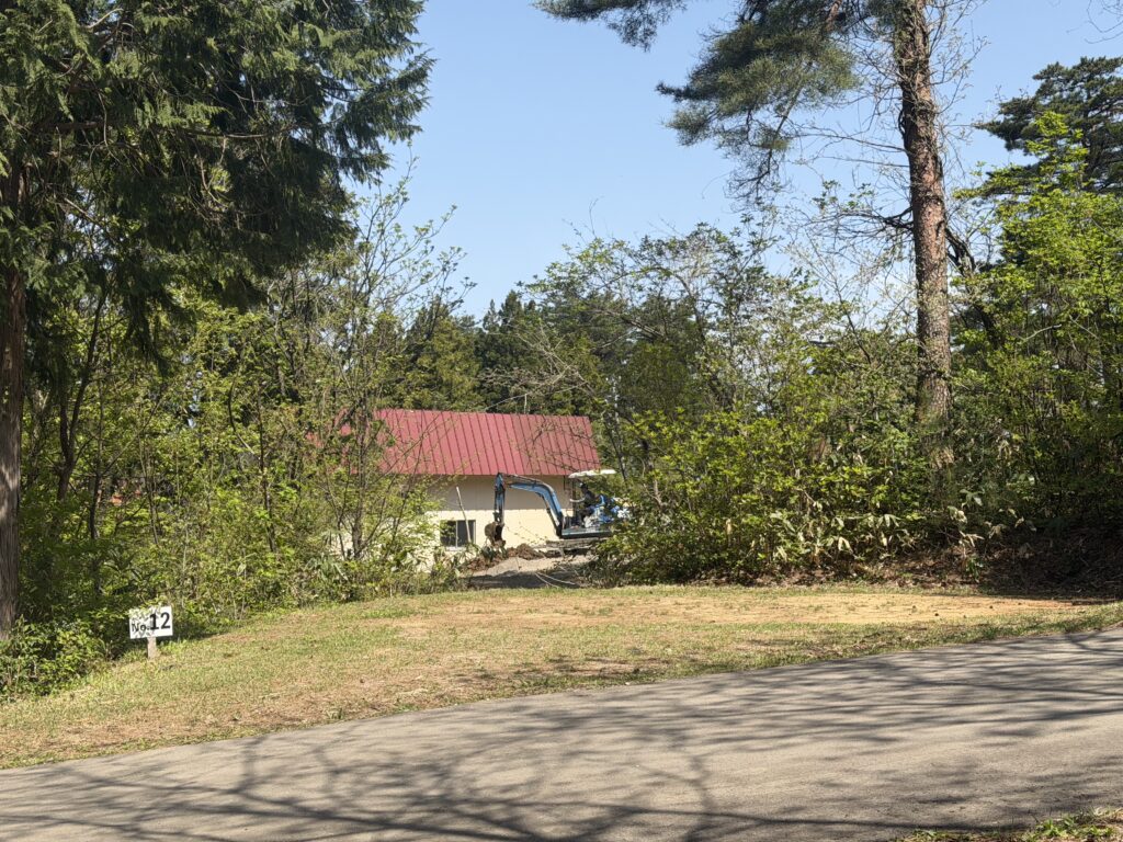 朝のキャンプ場で、重機が作業している様子