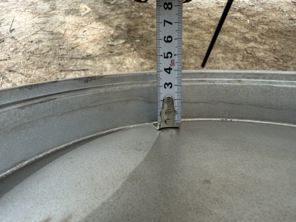 キャプテンスタッグのピザグリルにメジャーを当て、フタをした時にピザが入る深さを測っている様子