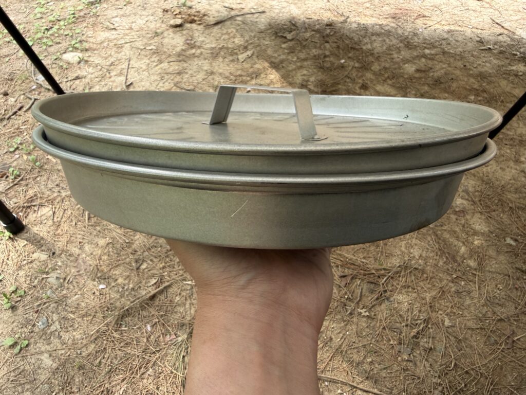 ピザグリル本体にフタをセットし、使用後の歪みによる隙間がないか横から確認している様子