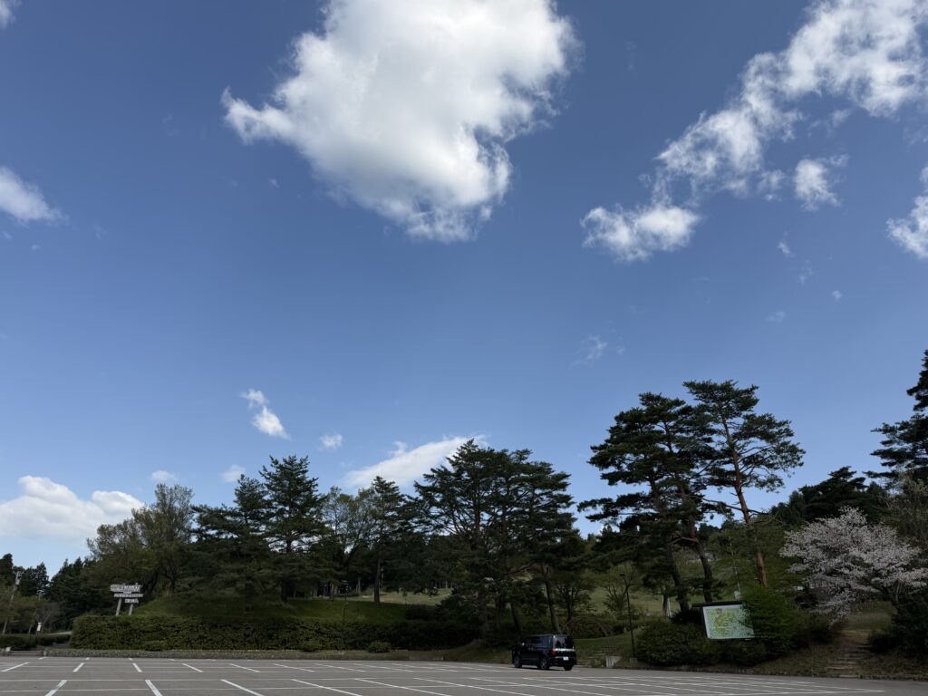 キャンプ場の受付にファイルを返却したあと、青空を眺めながら帰宅する前の様子