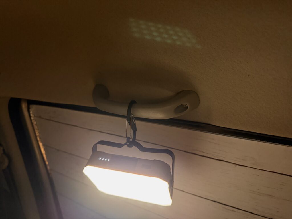 アシストグリップにカラビナを付けてランタンをぶら下げた様子