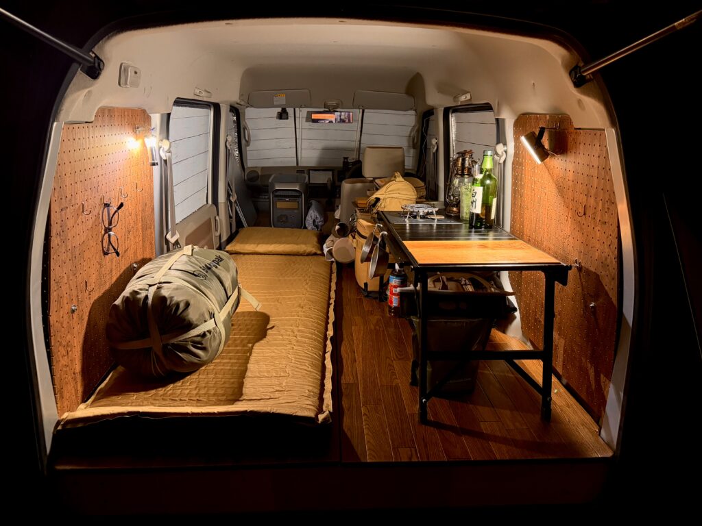 焚き火の終わりを見届けたあと、車中泊用に整えたエブリイの車内へ戻る様子