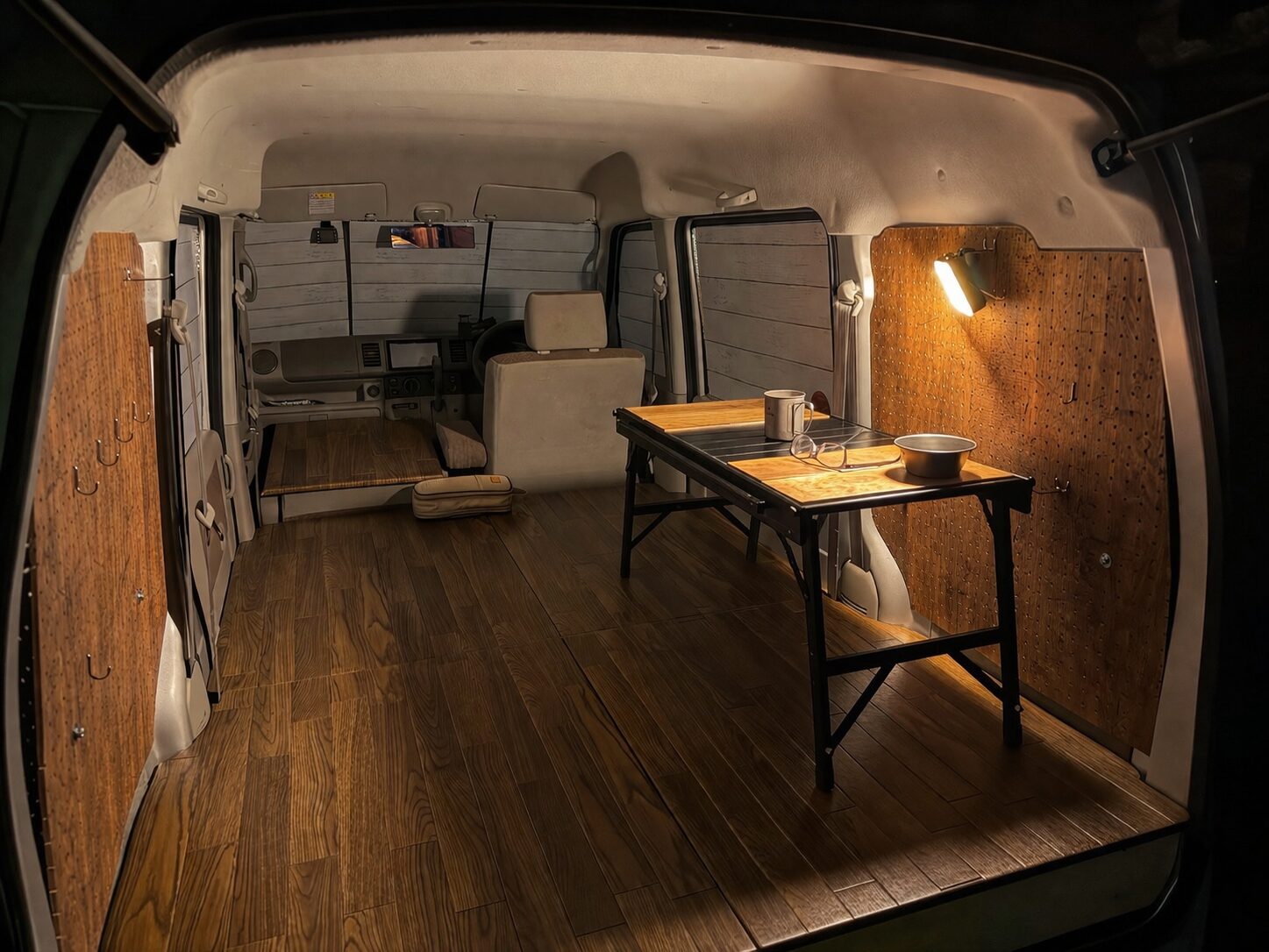 リアサイドパネルにランタンを1個だけ引っ掛けた様子