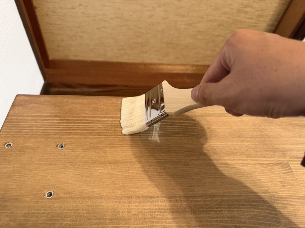 裏面からニスを塗っている様子