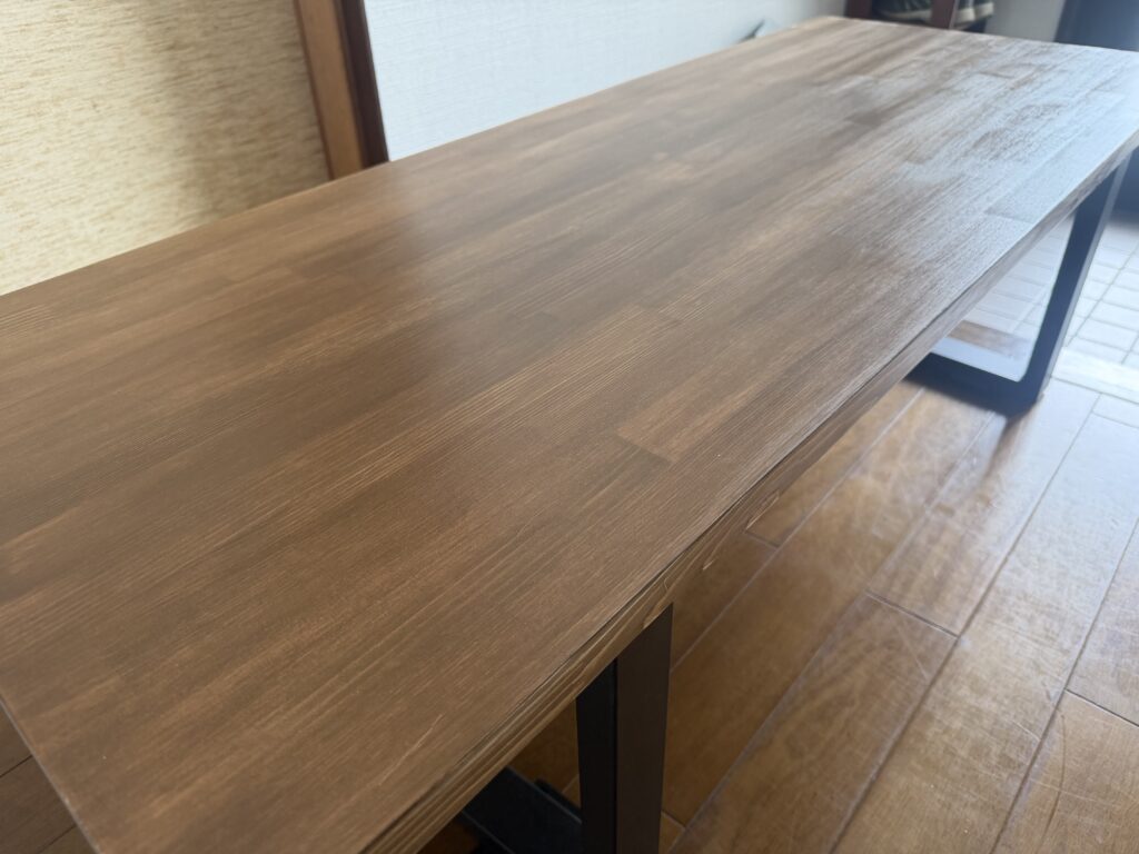 水性ユカ用ニス1回目を塗った赤松集成材の天板