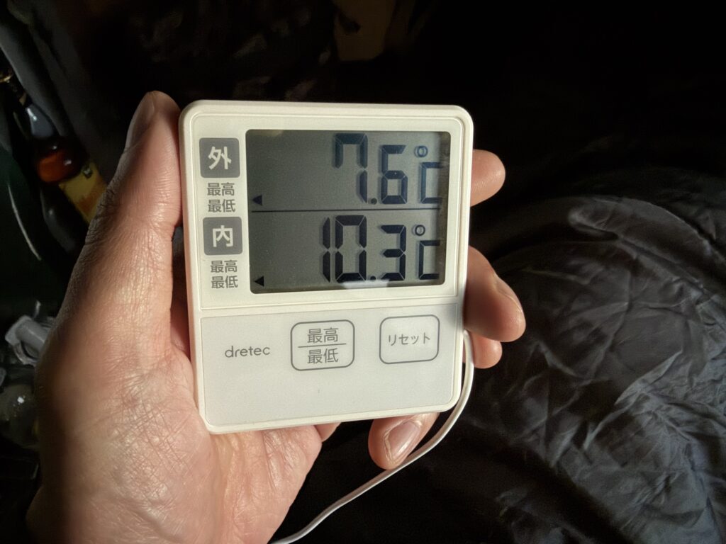 夜中の最低気温を記録した温度計。車外7.6℃、車内10.3℃を表示している様子