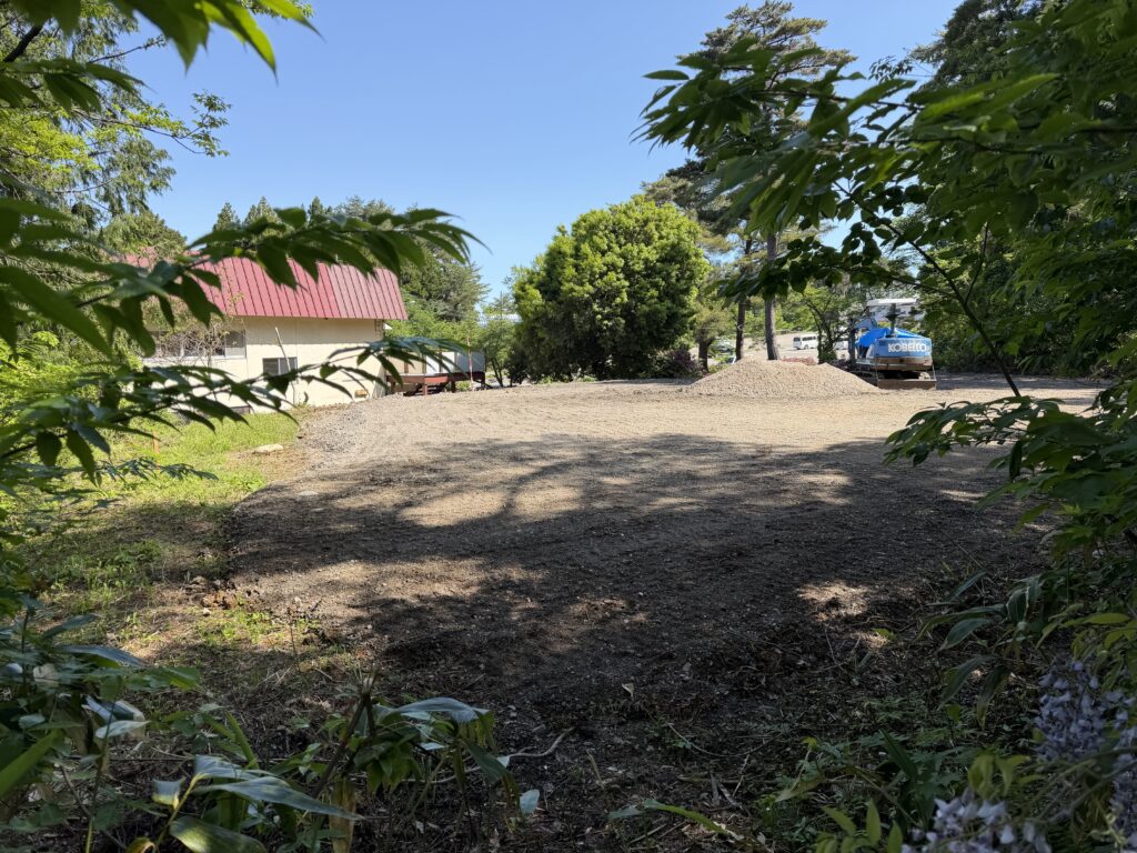 閑乗寺公園キャンプ場で整地中の新しい区画と、奥に見える重機や砂利の山