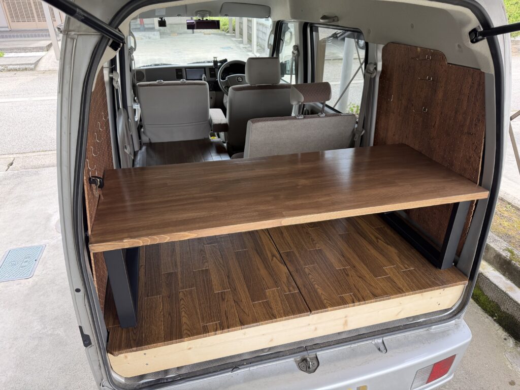 エブリイのバックドア側から見た赤松集成材の車内テーブルと床板DIYの様子
