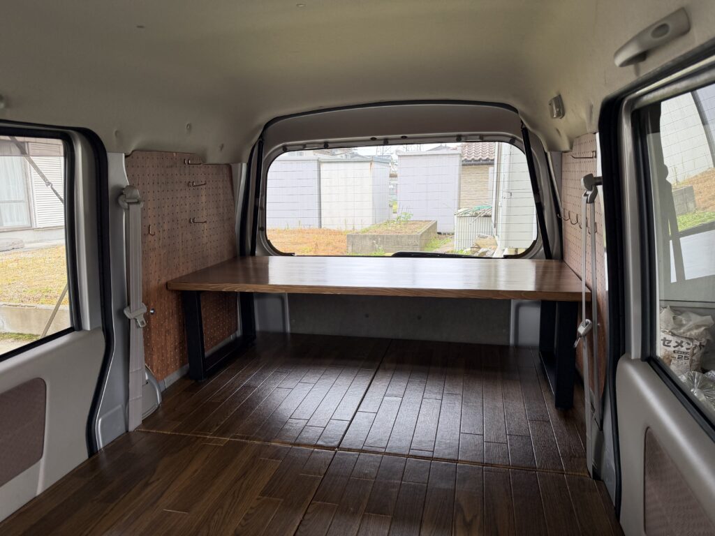 車中泊仕様にDIYしたエブリイの車内スペース