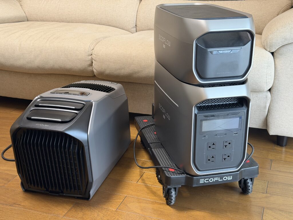 EcoFlow WAVE 3本体とEcoFlowのポータブル電源を並べた写真