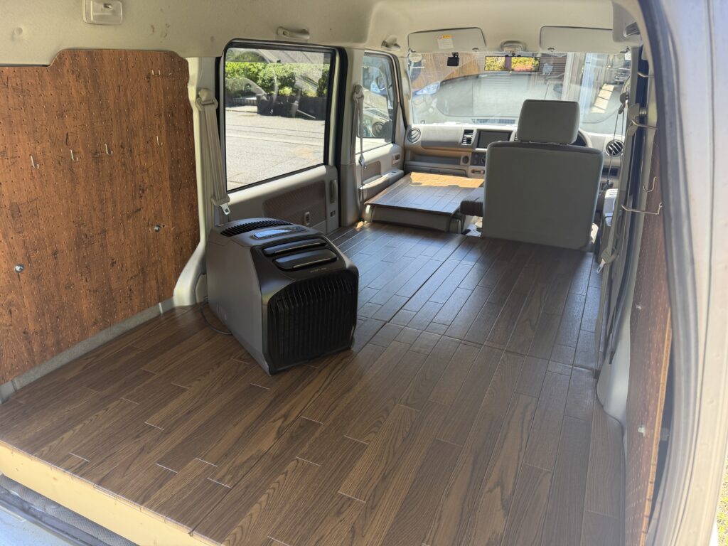 エブリイの荷室にEcoFlow WAVE 3を仮置きした写真