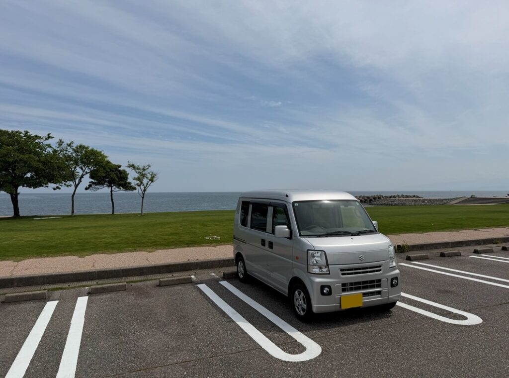海の近くの駐車場に停めたエブリイDA64V