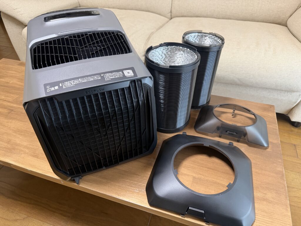 EcoFlow WAVE 3の背面側と排熱ダクト、アダプターを並べた写真