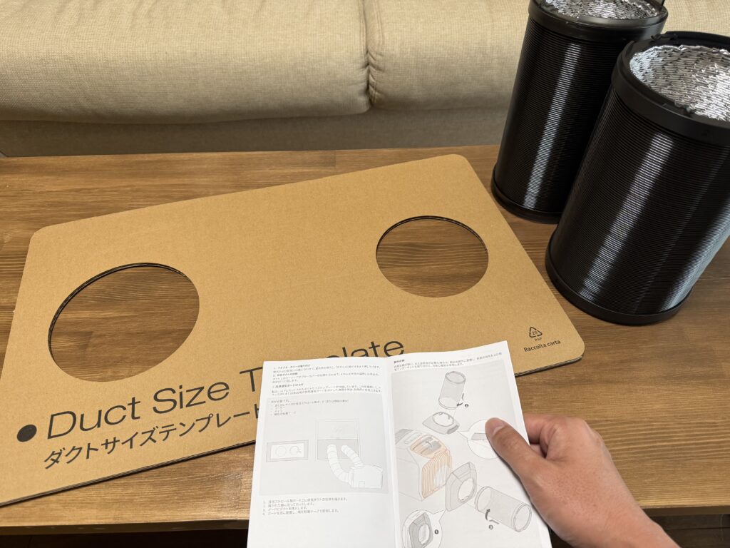 EcoFlow WAVE 3のダクトサイズテンプレートと排熱ダクト、取扱説明書を並べた様子