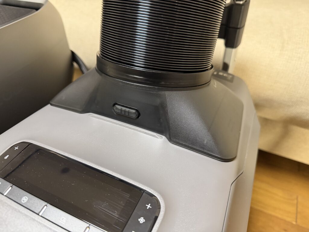 EcoFlow WAVE 3本体上部に排熱ダクトを取り付けた状態。ダクトの根元と接続部がアップで写っている。