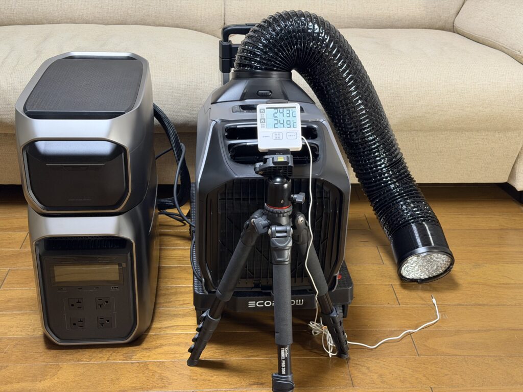 EcoFlow WAVE 3の横にポータブル電源、排熱ダクトを配置している。室内外温度計を使用し、冷風側、排熱側それぞれを測温する準備が整った様子