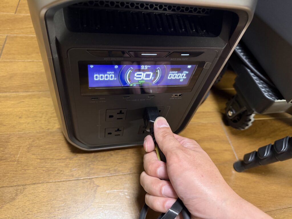EcoFlowのポータブル電源のコンセントに、WAVE 3の電源プラグを接続している様子