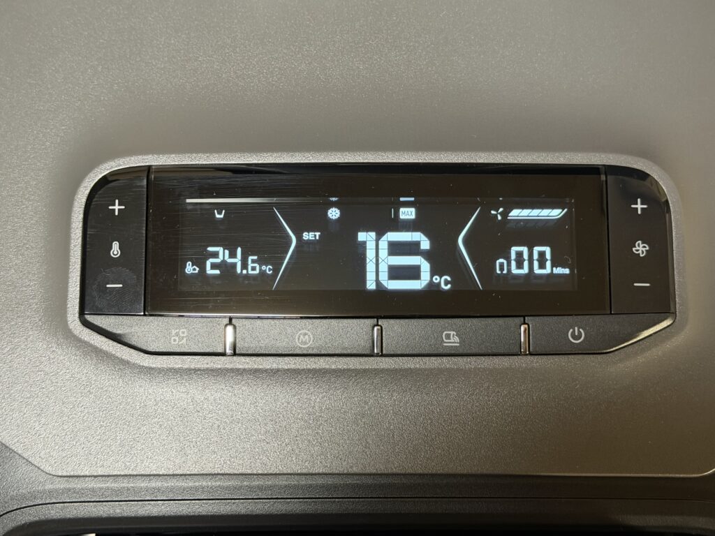 EcoFlow WAVE 3の操作パネルに冷房モード、設定温度16℃、MAX表示が出ている様子。