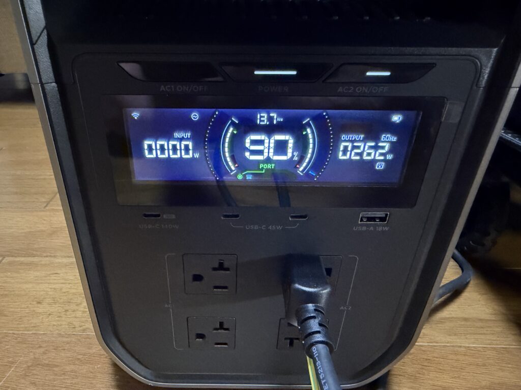 ポータブル電源の表示画面。WAVE 3起動直後に残量90%、出力262W、使用可能時間13.7時間を示している。