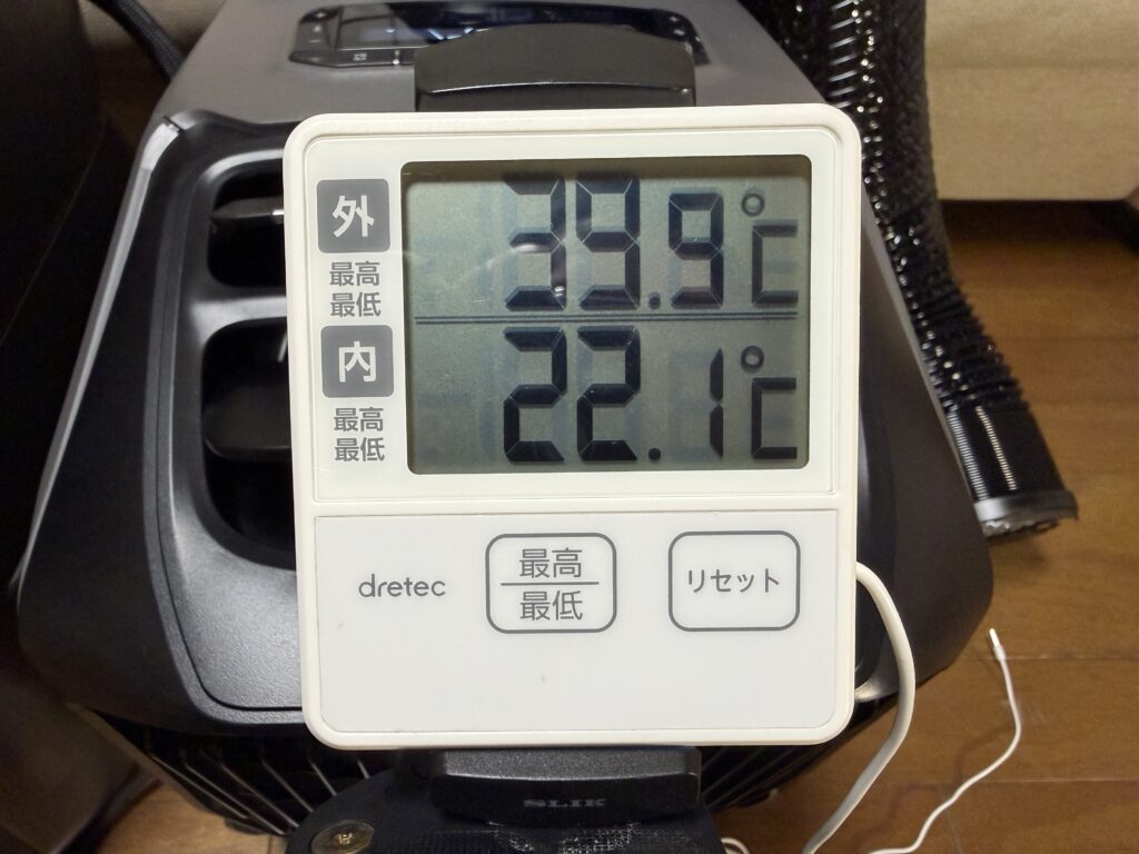 EcoFlow WAVE 3の前に設置した室内外温度計の表示画面。試運転開始5分後の排熱側39.9℃、冷風側22.1℃を示している。