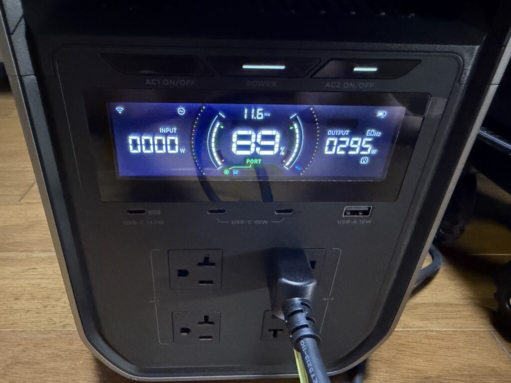ポータブル電源の表示画面。EcoFlow WAVE 3を試運転開始して5分後に、残量89%、出力295Wを示している。