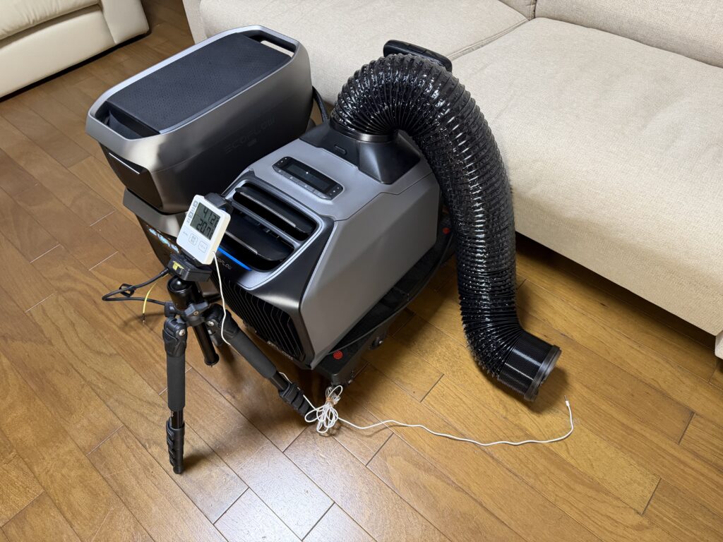 EcoFlow WAVE 3の排熱ダクトの向きを変え、排熱が本体側へ戻りにくい方向へ調整した様子。ポータブル電源と温度計も設置されている。
