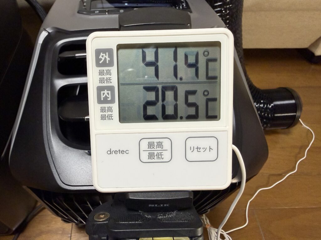 EcoFlow WAVE 3の前に設置した室内外温度計の表示画面。試運転開始10分後の排熱側41.4℃、冷風側20.5℃を示している。
