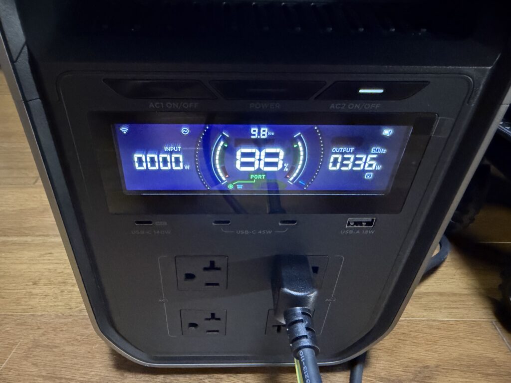 ポータブル電源の表示画面。EcoFlow WAVE 3を試運転開始して10分後に、残量88%、出力336Wを示している。