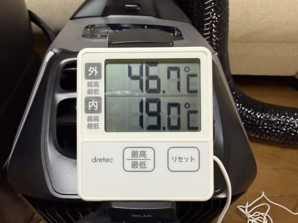 EcoFlow WAVE 3の前に設置した室内外温度計の表示画面。試運転開始30分後の排熱側46.7℃、冷風側19.0℃を示している。