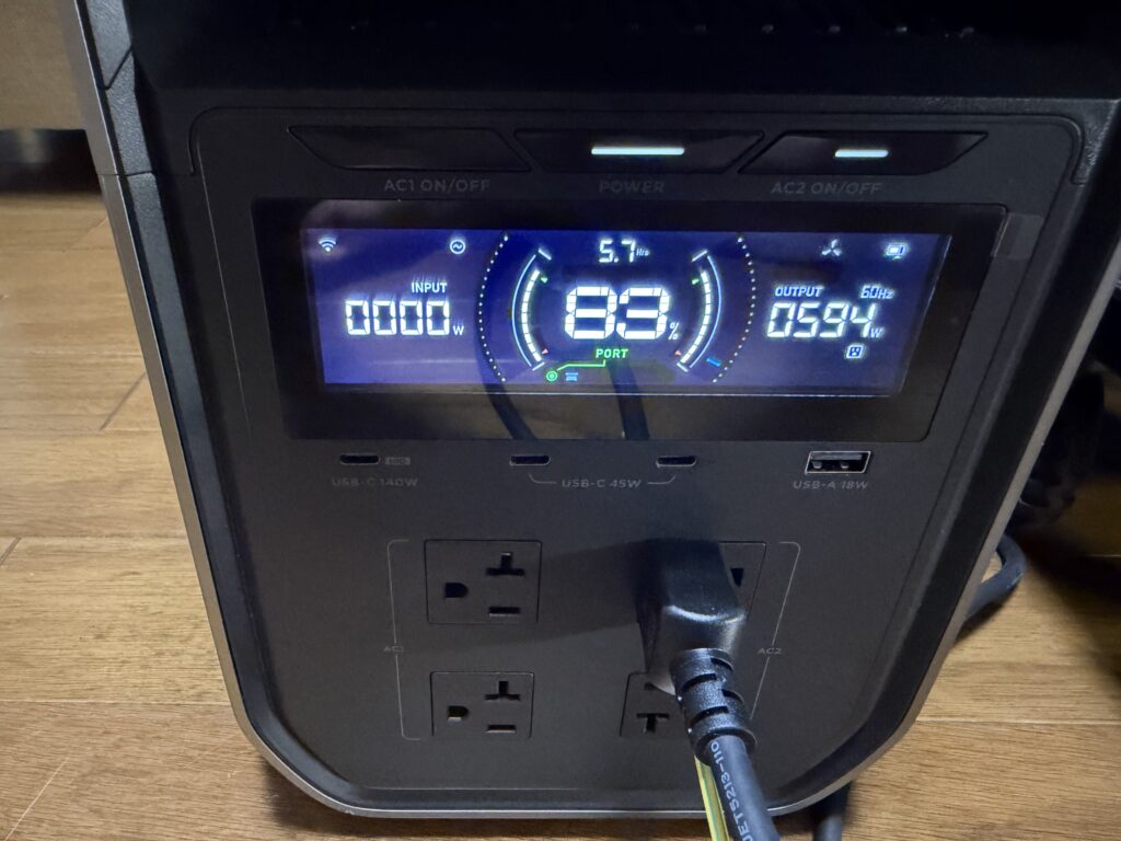 ポータブル電源の表示画面。EcoFlow WAVE 3を試運転開始して30分後に、残量83%、出力594Wを示している。