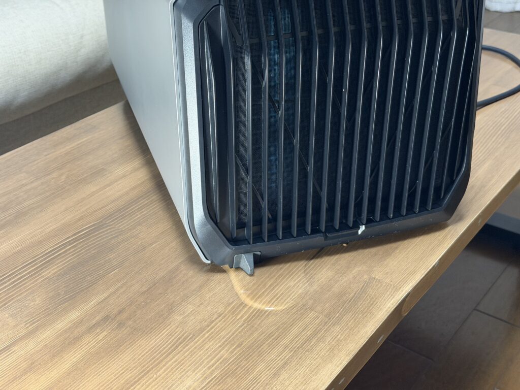 EcoFlow WAVE 3の片付け中に、本体下から水が出てテーブルの上に水たまりができている様子。