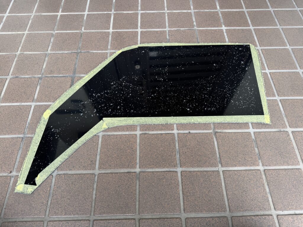 ジグソーで外形をカットし終えた、黒いアルミ複合板のEcoFlow WAVE 3用窓パネル