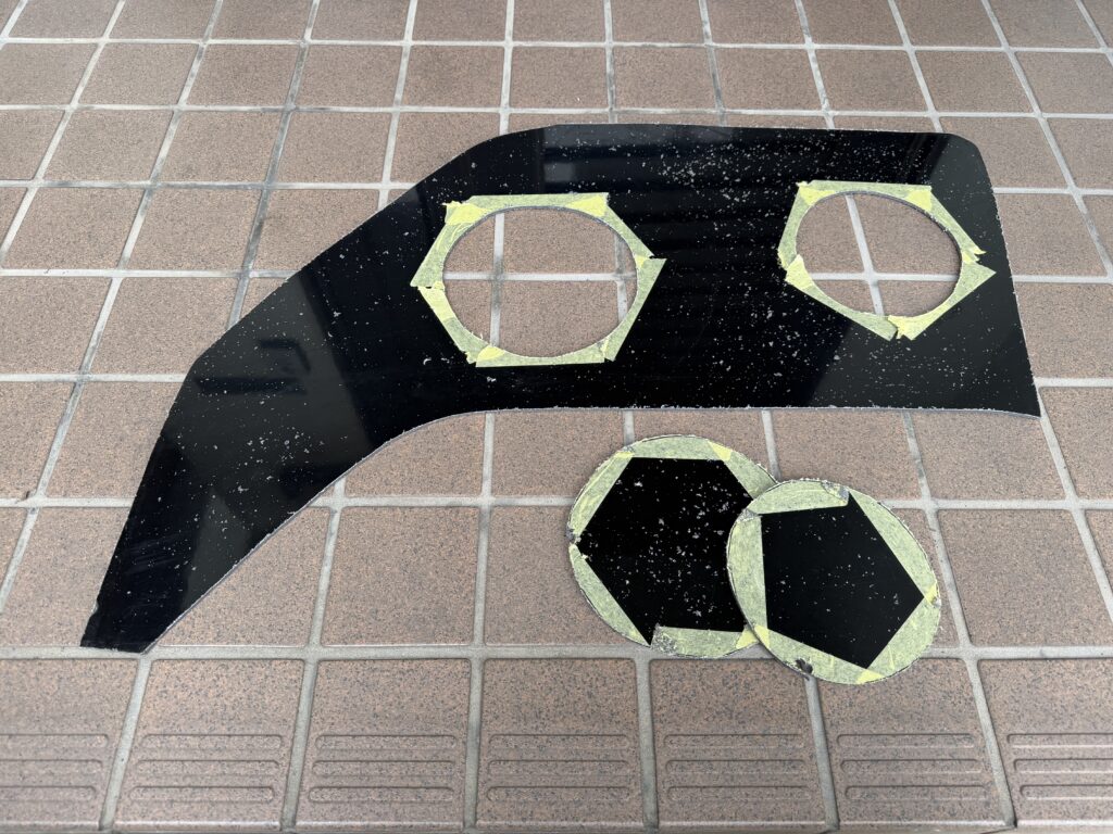 EcoFlow WAVE 3の吸気・排熱ダクト用に、2つの円形穴を開けた黒いアルミ複合板の窓パネル