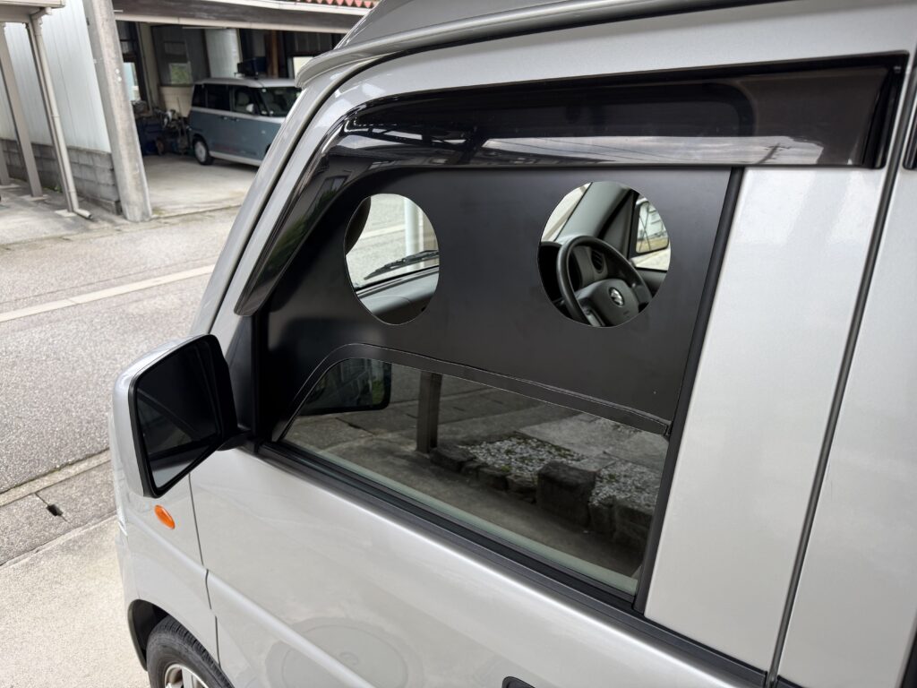 エブリイDA64Vの助手席窓に、ダクト穴を2つ開けたEcoFlow WAVE 3用窓パネルを仮装着した車外側からの様子