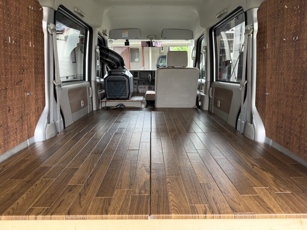 エブリイDA64Vの荷室側から、助手席側に設置したEcoFlow WAVE 3と窓パネル、車内DIYの全体配置を見た様子