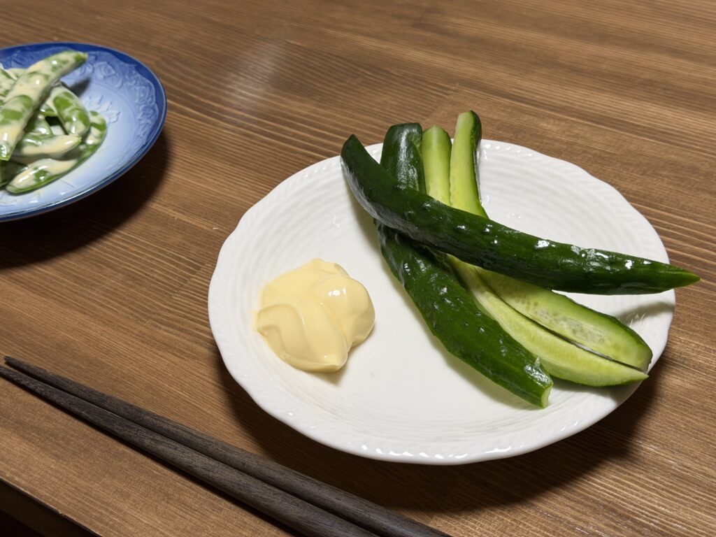 初収穫したきゅうり夏すずみをスティック状に切り、マヨネーズを添えて皿に盛り付けた様子