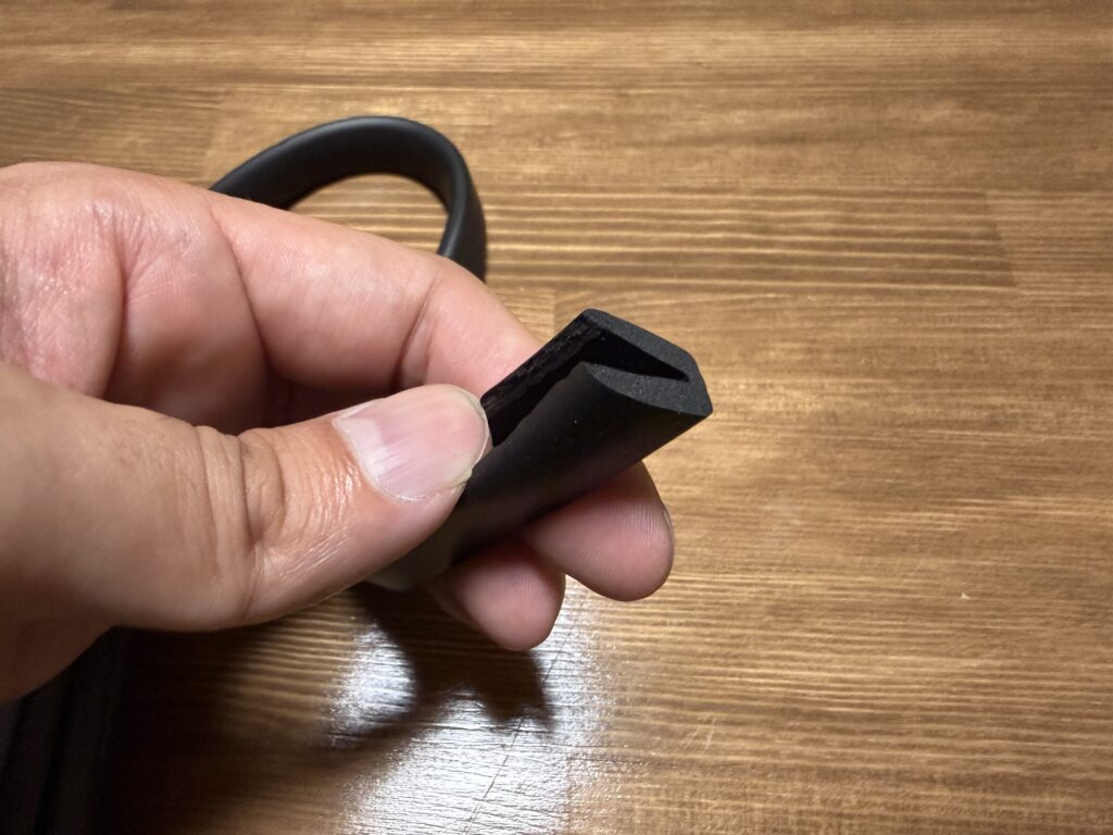 黒いはさみ込み式クッション材の断面と中央の溝