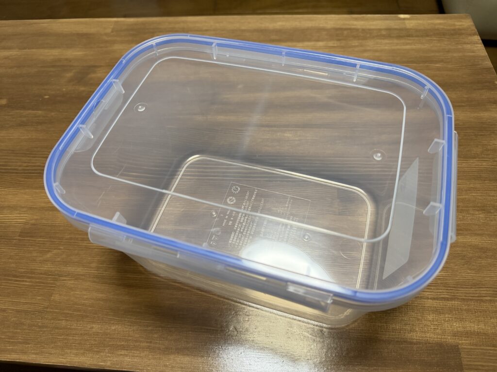 5Lのフタ付き透明容器を上から見た加工前の状態