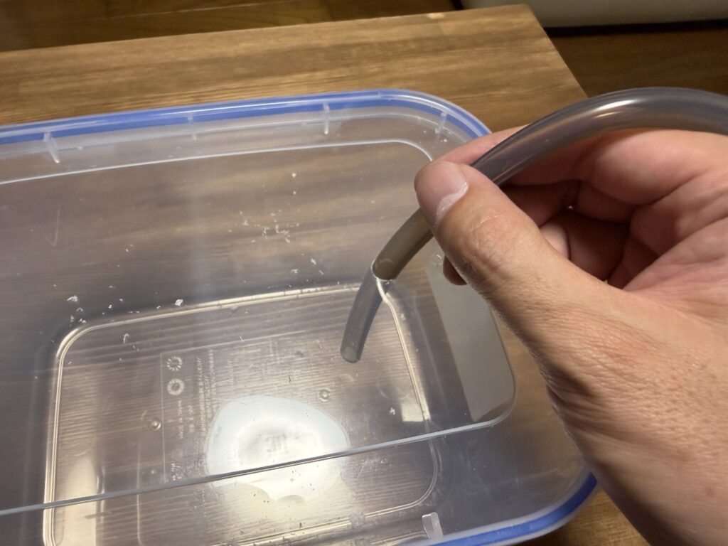 5L容器のフタに開けた穴へEcoFlow WAVE 3の排水ホースを差し込んだ様子