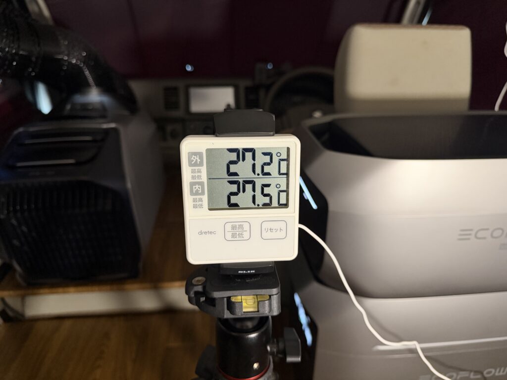 EcoFlow WAVE 3の試運転開始時に車外27.2℃、車内27.5℃を表示している温度計