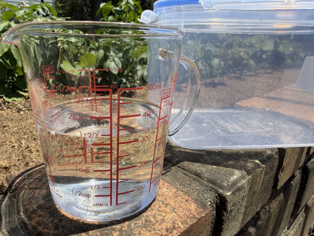 EcoFlow WAVE 3を約2時間30分運転して排出された約330mlの水を計量カップで確認している様子