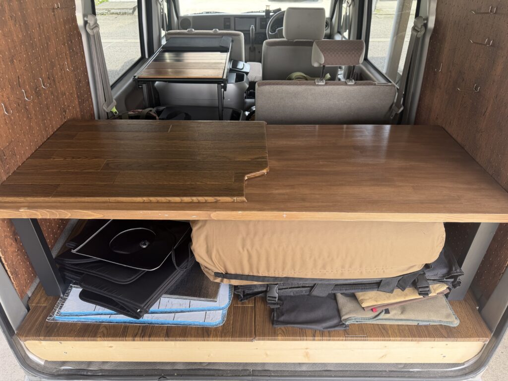 キャンプ道具やポータブル電源を積み込んだエブリイの荷室