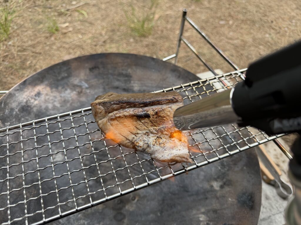 SOTO フィールドチャッカーでカツオのたたきの表面を炙っている様子