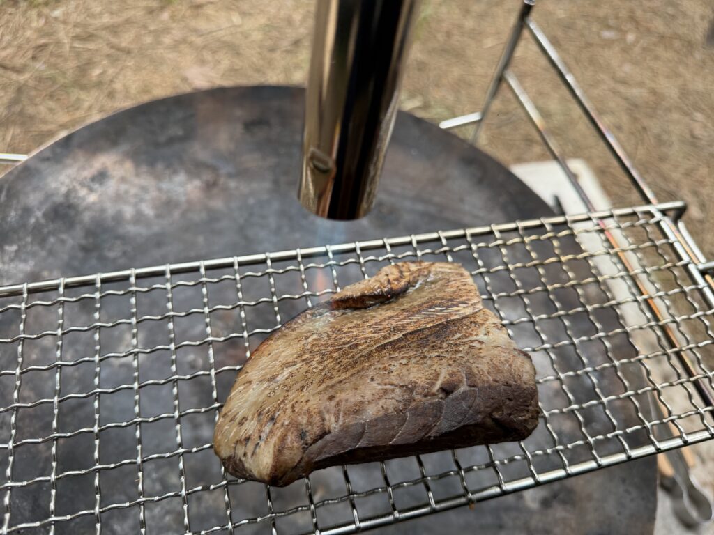 SOTO フィールドチャッカーで表面を炙り直したカツオのたたき