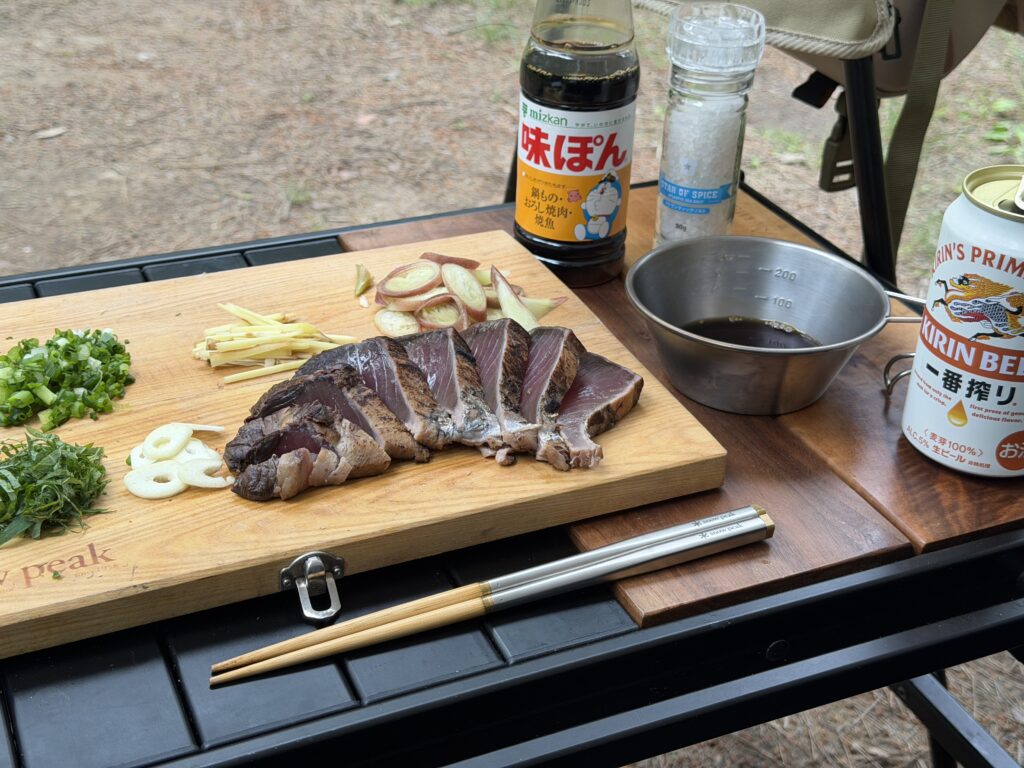 炙り直したカツオのたたきと青ネギや青じそなどの薬味