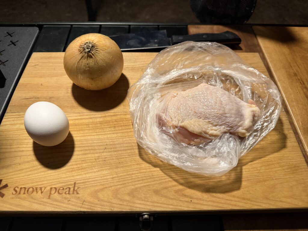 キャンプで作る親子丼に使用する鶏もも肉、玉ねぎ、卵