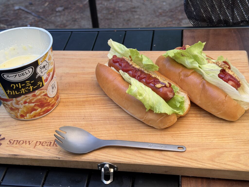 ジョンソンヴィルとレタスをパンに挟み、ケチャップと粒マスタードをかけたホットドッグ