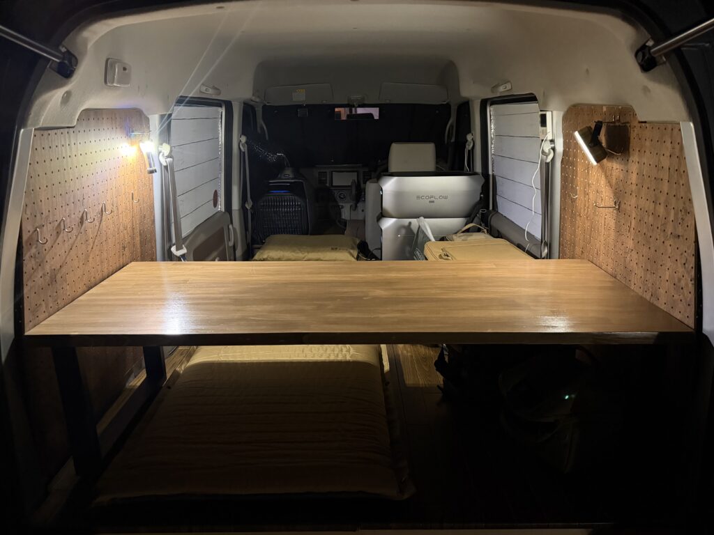 EcoFlow WAVE 3を設置した夜のエブリイ車内と自作テーブル、車中泊用の就寝スペース