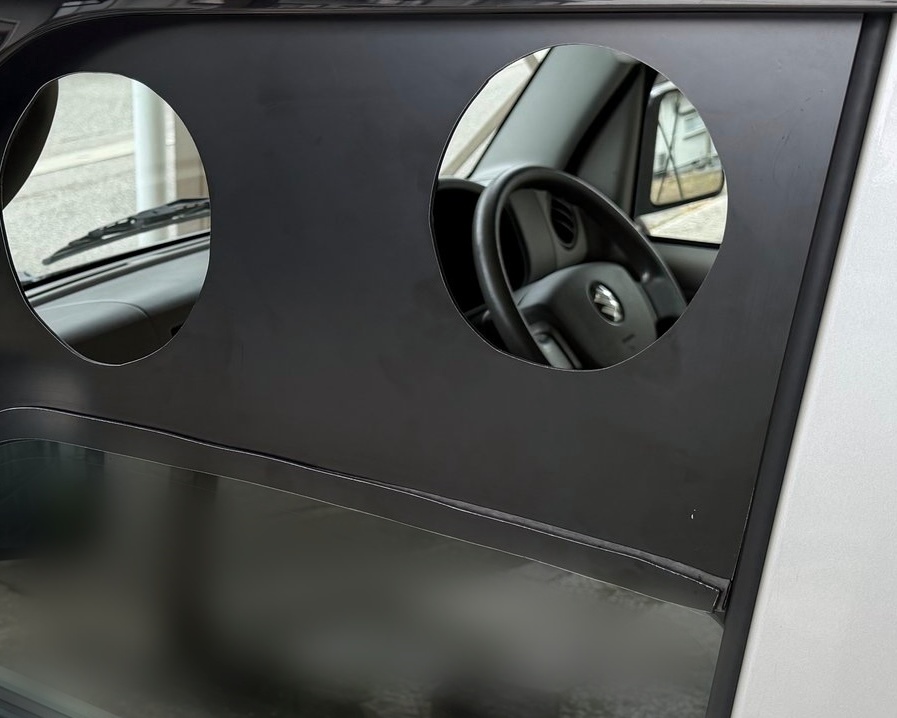 エブリイDA64Vの助手席窓に、ダクト穴を2つ開けたEcoFlow WAVE 3用窓パネルを仮装着した車外側からの様子